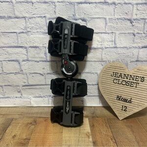 DONJOY X-ACT Rom Flexion Post-Op Hinged Knee Brace Adjustable Adult Sizing.